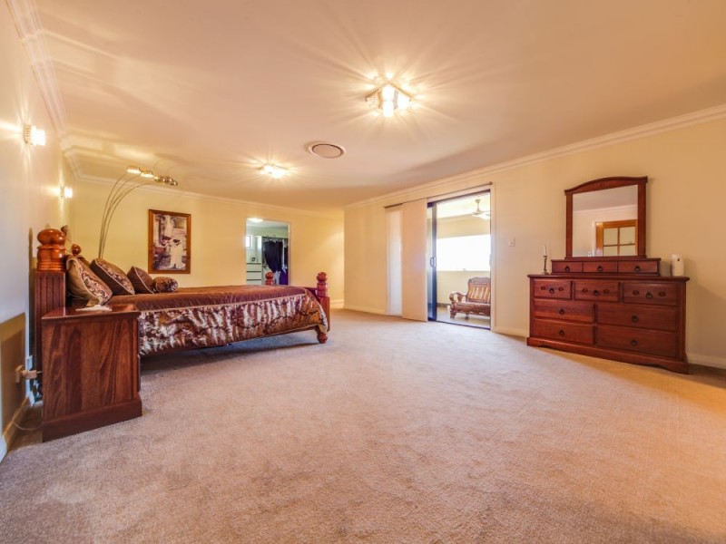 6 The Avenue, Windaroo QLD 4207