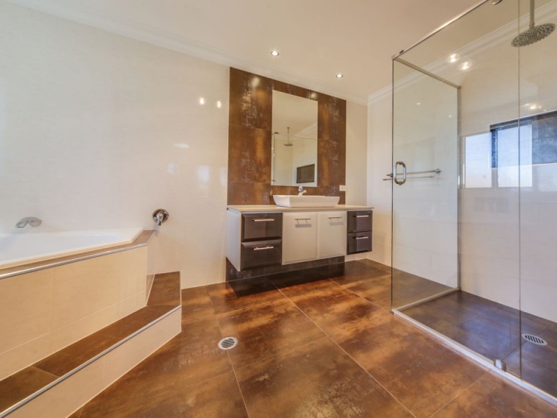 6 The Avenue, Windaroo QLD 4207