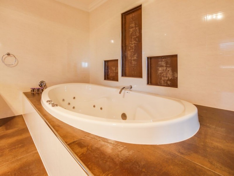 6 The Avenue, Windaroo QLD 4207