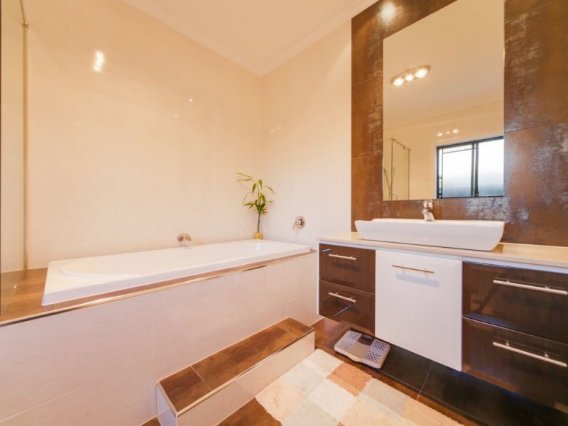 6 The Avenue, Windaroo QLD 4207