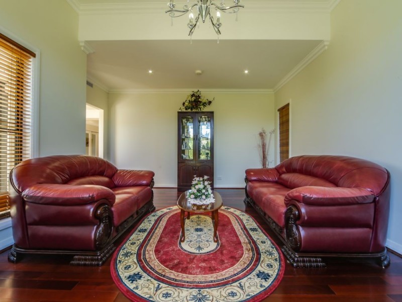 6 The Avenue, Windaroo QLD 4207