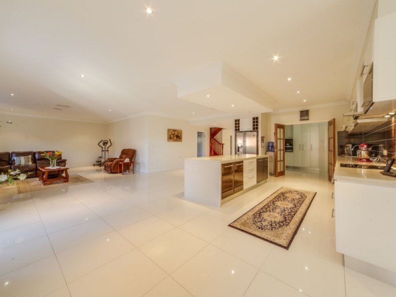 6 The Avenue, Windaroo QLD 4207