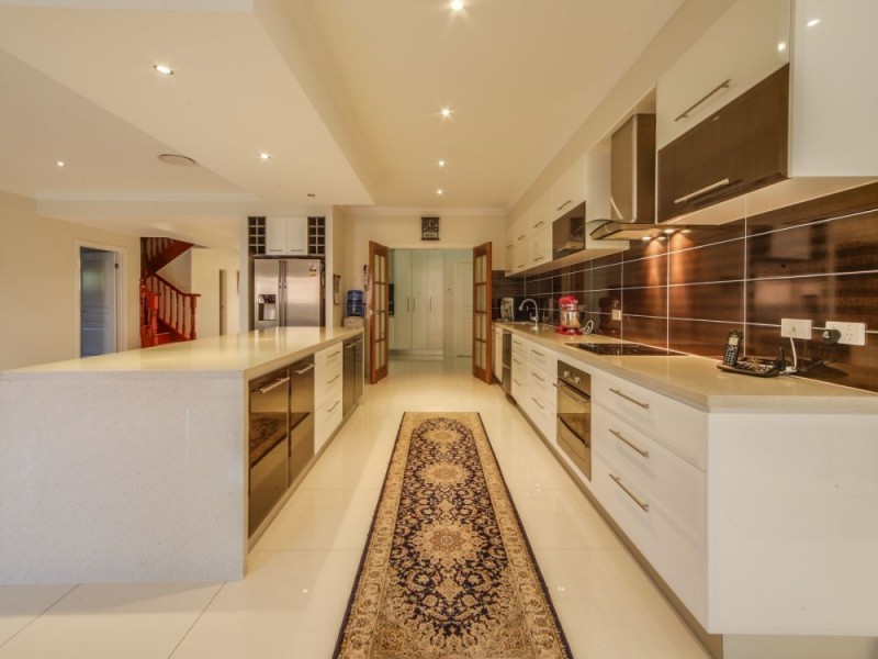 6 The Avenue, Windaroo QLD 4207
