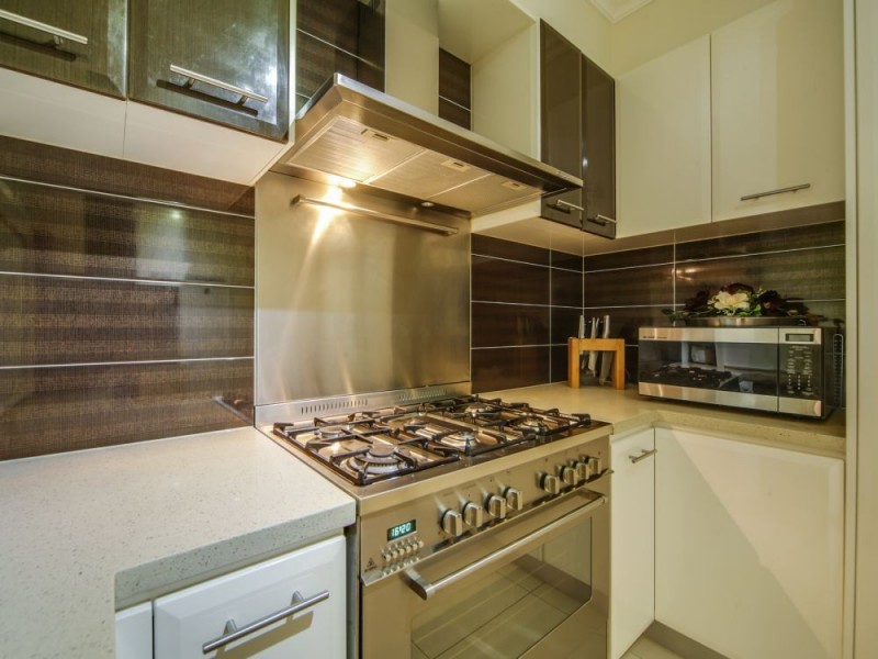 6 The Avenue, Windaroo QLD 4207