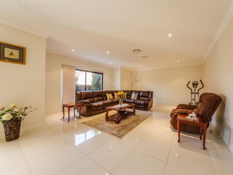 6 The Avenue, Windaroo QLD 4207