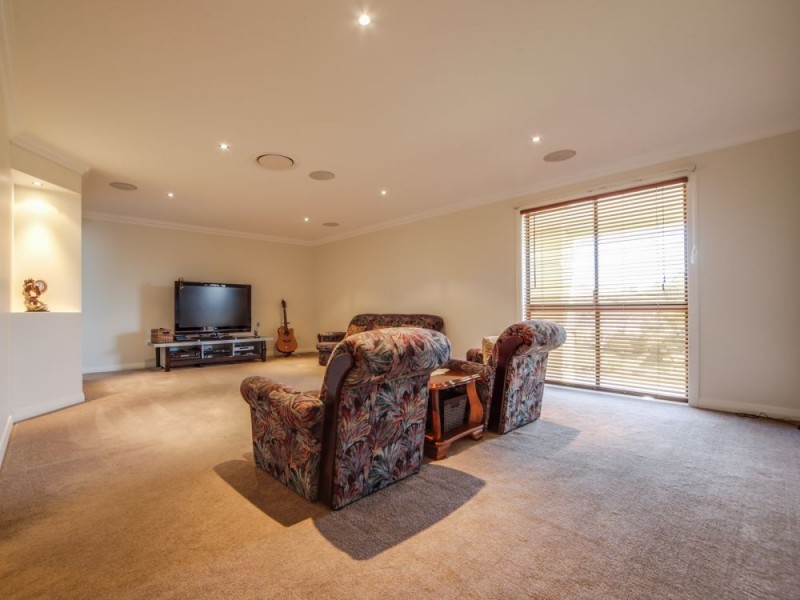 6 The Avenue, Windaroo QLD 4207