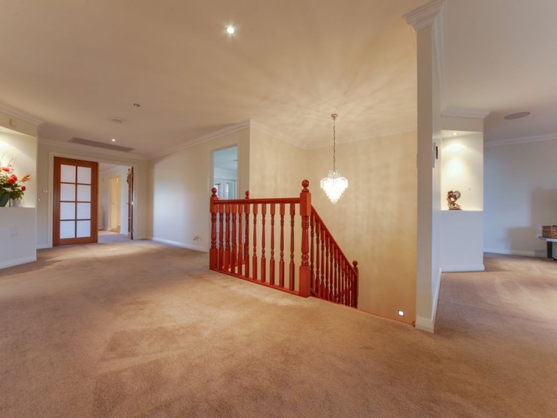 6 The Avenue, Windaroo QLD 4207