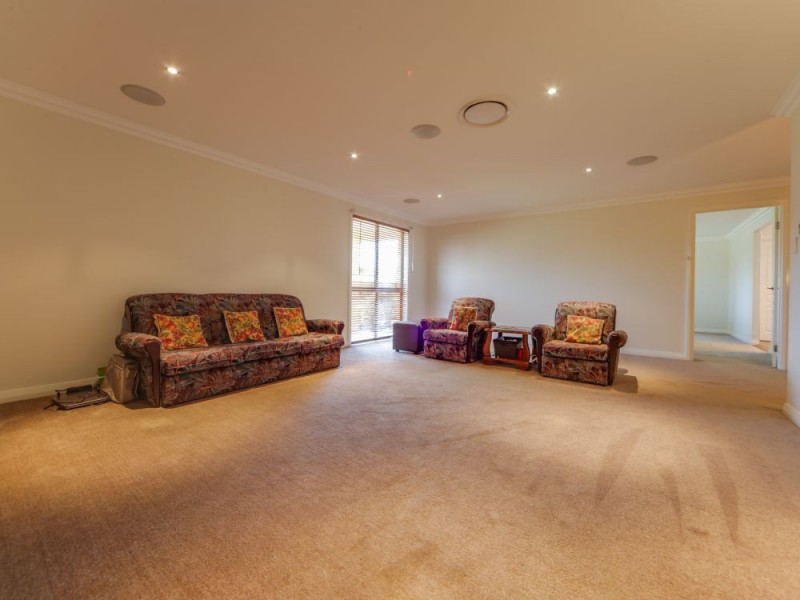 6 The Avenue, Windaroo QLD 4207