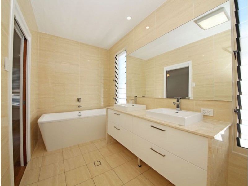 43 Nash Street, Sandgate QLD 4017