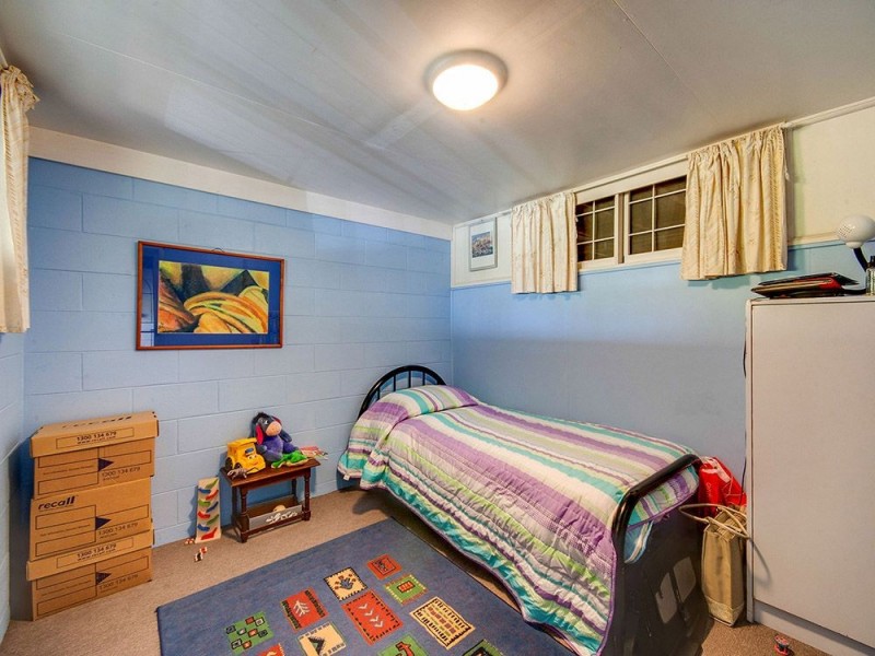 21 Alwyn St, Stafford Heights QLD 4053