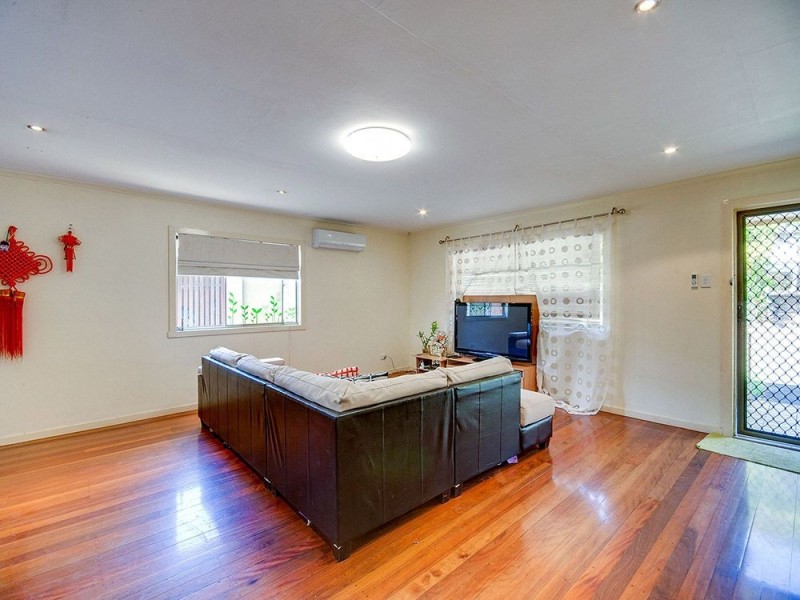 305 Kitchener Road, Stafford Heights QLD 4053