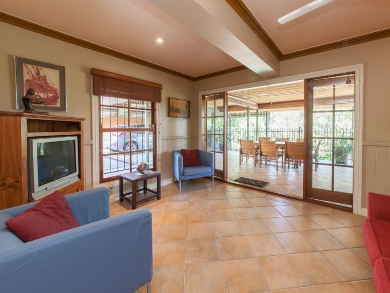 54 Arthur Terrace, Red Hill QLD 4059