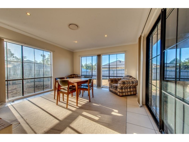 8 Lomond Place, Parkinson QLD 4115