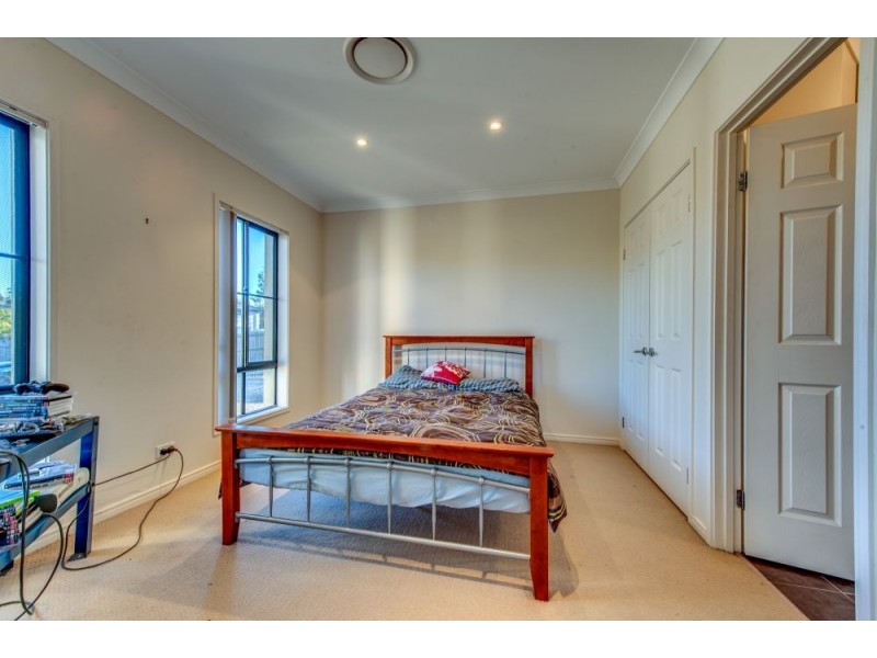 8 Lomond Place, Parkinson QLD 4115