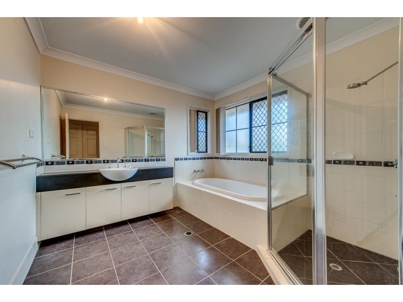 8 Lomond Place, Parkinson QLD 4115