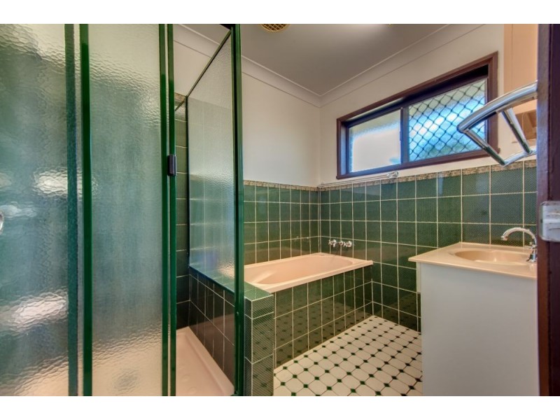 16 Whitfield Ave, Springwood QLD 4127