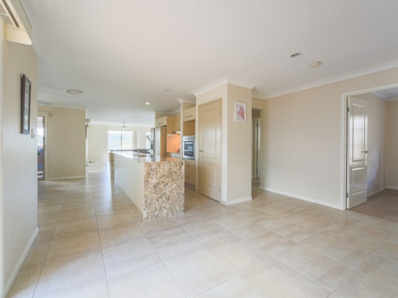 8 Hadrian Crescent, Pacific Pines QLD 4211