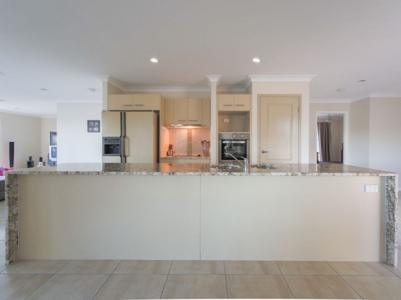8 Hadrian Crescent, Pacific Pines QLD 4211