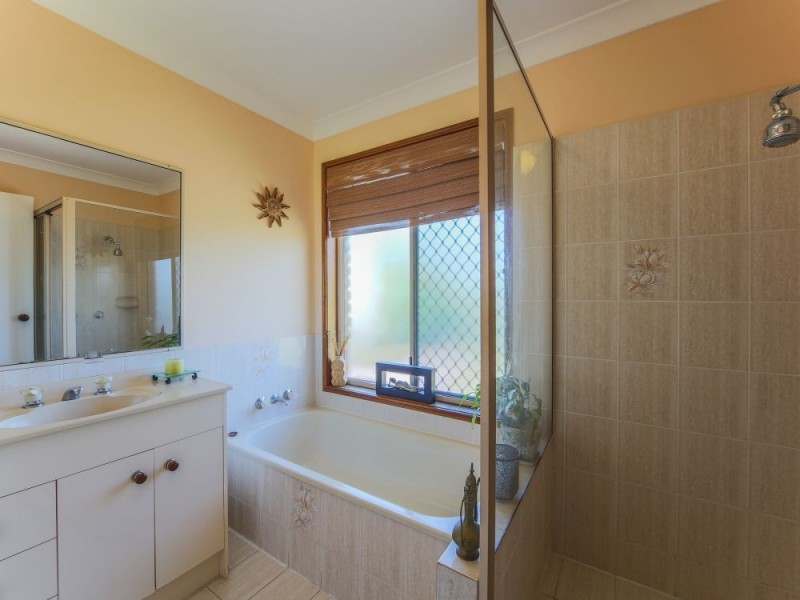 17 Melbourne Road, Arundel QLD 4214