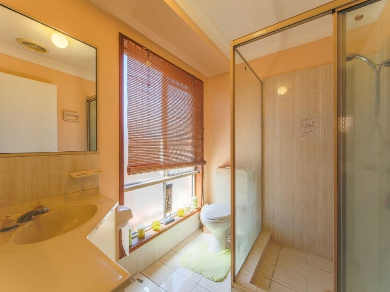 17 Melbourne Road, Arundel QLD 4214