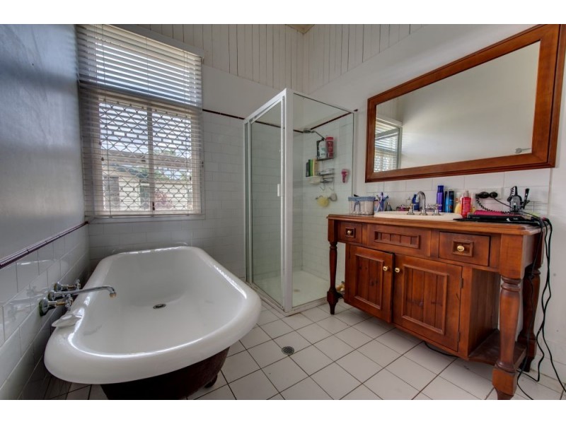 154a South Station Road, Silkstone QLD 4304