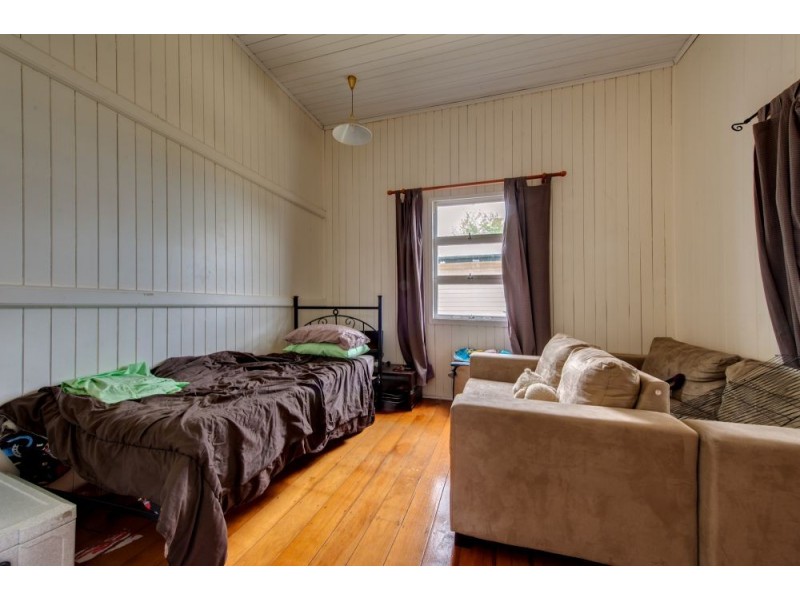 154a South Station Road, Silkstone QLD 4304