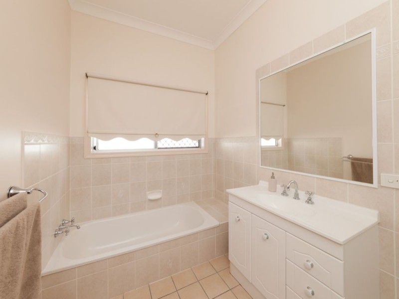 63 Donald Street, Camp Hill QLD 4152