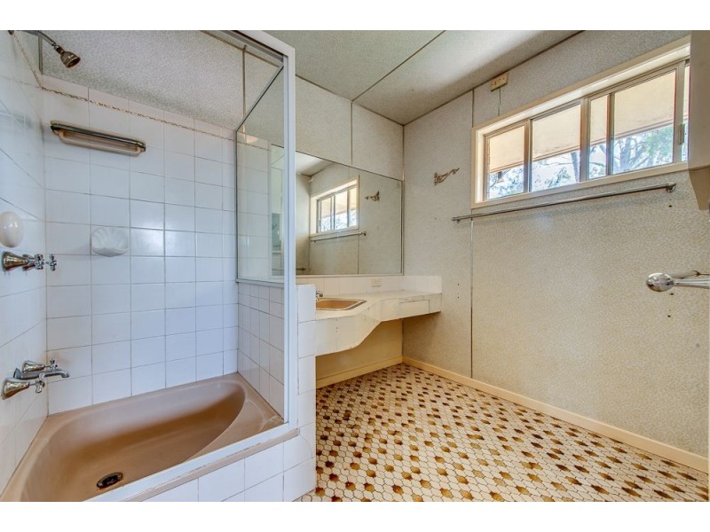 71 Barclay Street, Bundamba QLD 4304