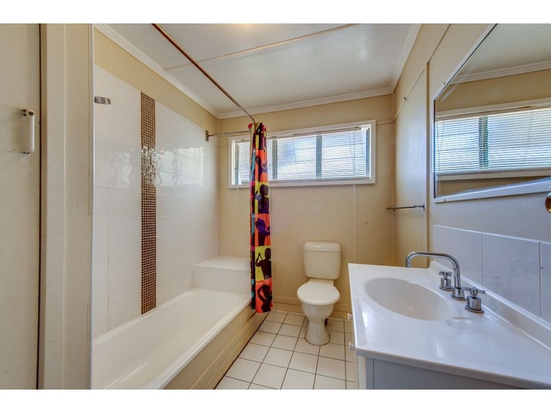 11 Kingaroy St, Stafford Heights QLD 4053