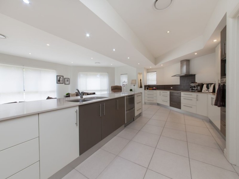 10 Sandalwood Close, Mackenzie QLD 4156