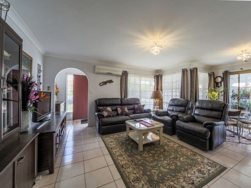 7 Tregana Circuit, Edens Landing QLD 4207