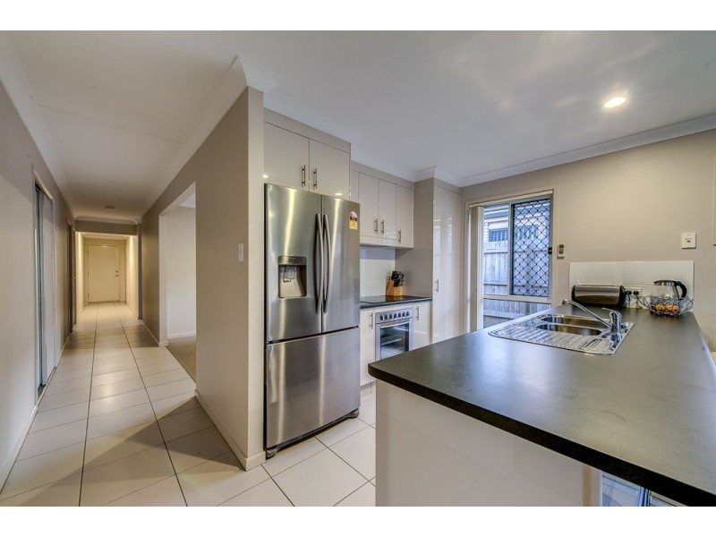 8 Lilly Pilly Street, Heathwood QLD 4110