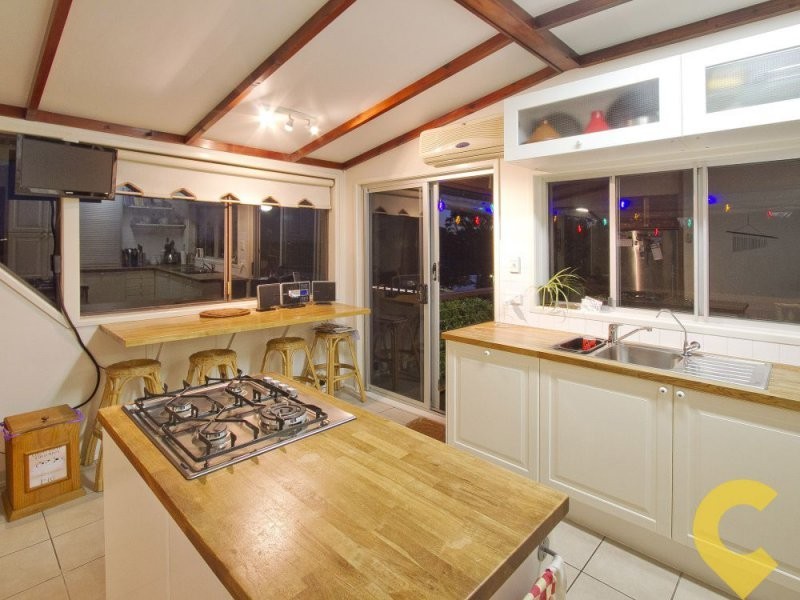 98 Shorncliffe Parade, Shorncliffe QLD 4017