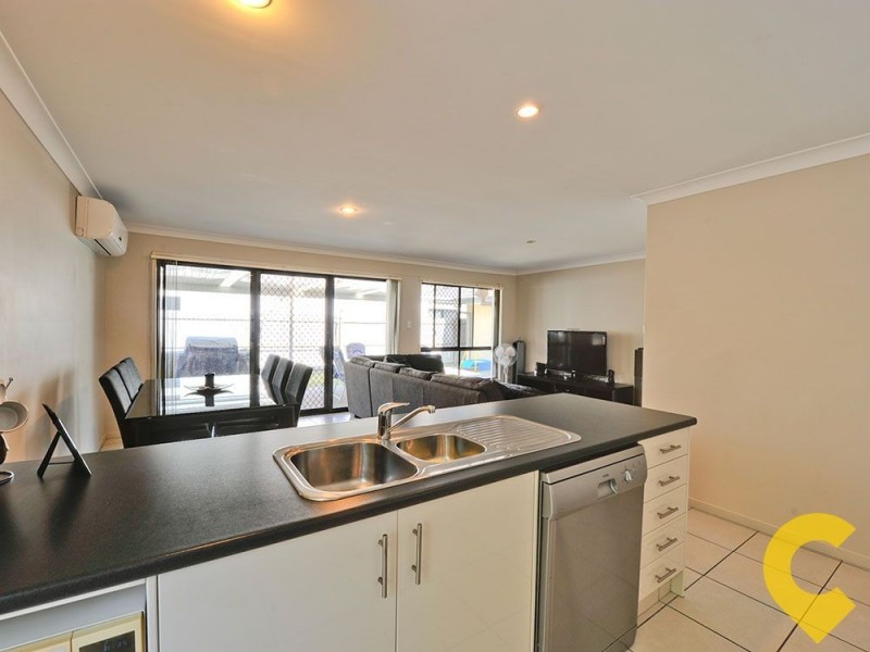 8 Sanctuary Parkway, Waterford QLD 4133