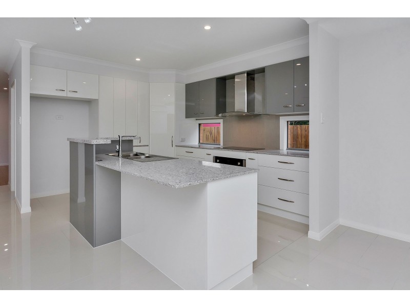 16 Howard Street, Oxley QLD 4075