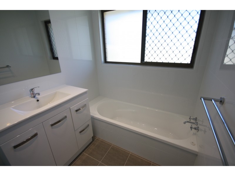 2 Gwydir St, Riverhills QLD 4074