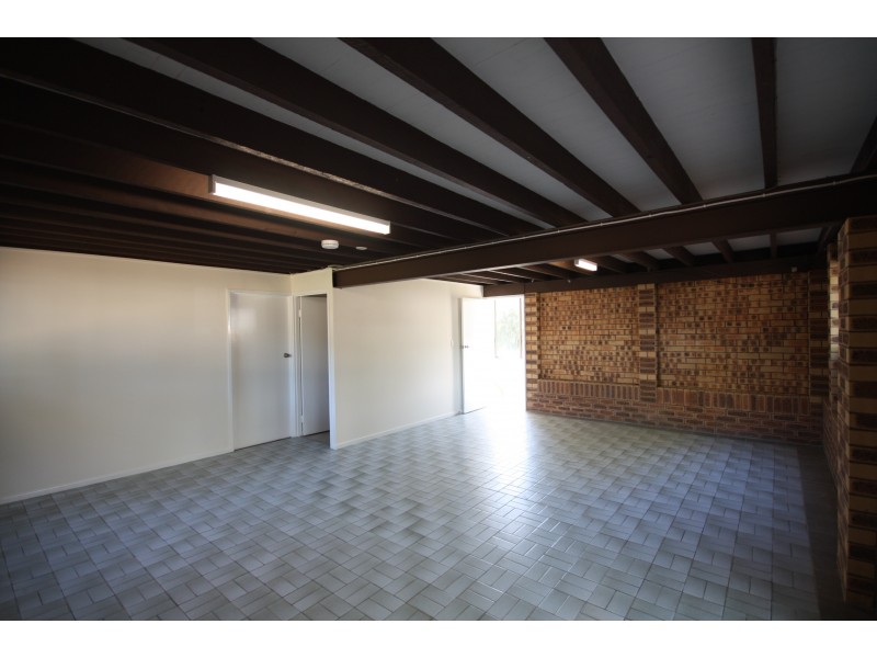 2 Gwydir St, Riverhills QLD 4074