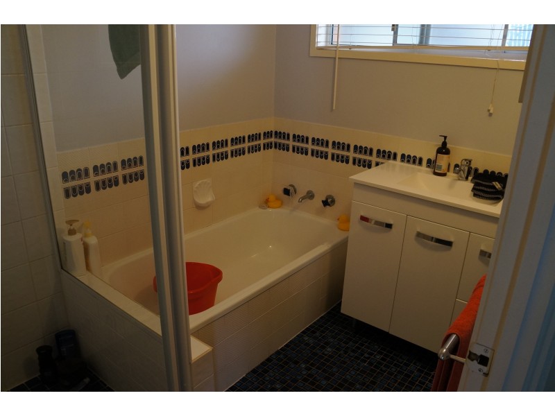 4 Flag St, Jamboree Heights QLD 4074