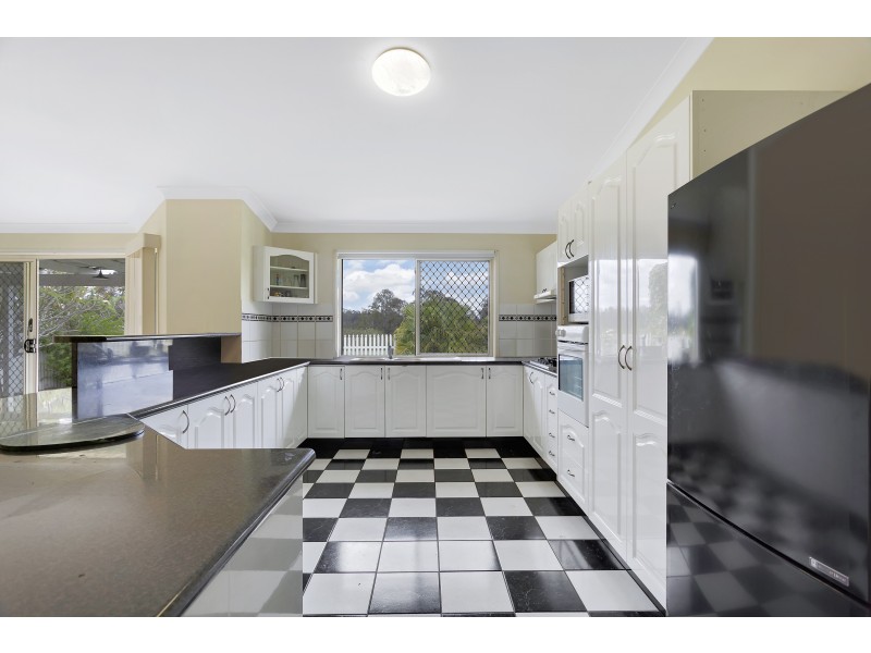 8 Girraween Cl, Riverhills QLD 4074