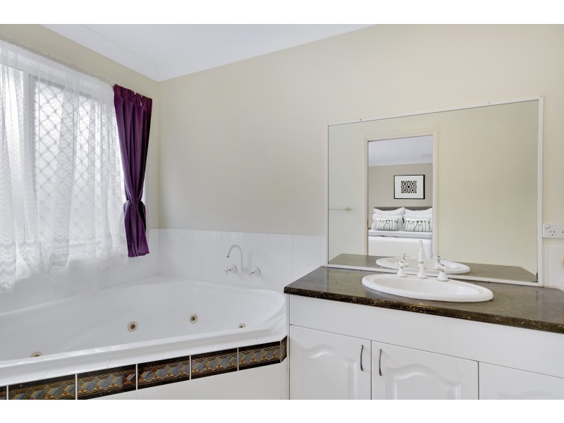 8 Girraween Cl, Riverhills QLD 4074