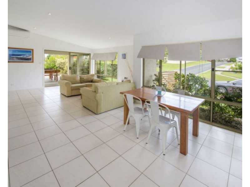 2 Beachcomber Close, Safety Beach NSW 2456