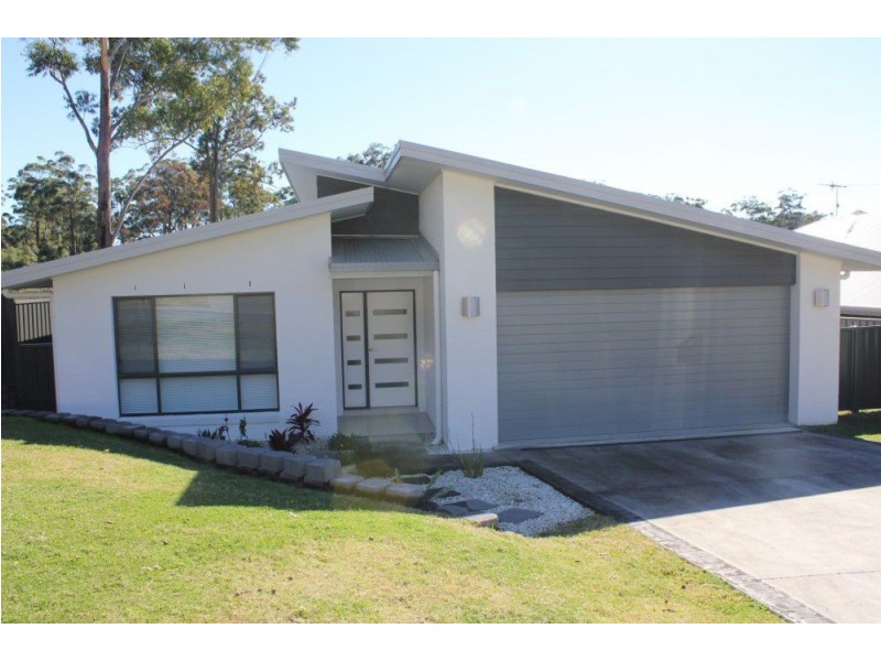 24 Admiralty Drive, Safety Beach NSW 2456