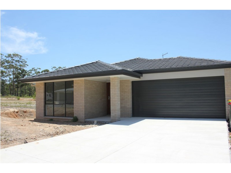 8 Humpback Crescent, Safety Beach NSW 2456
