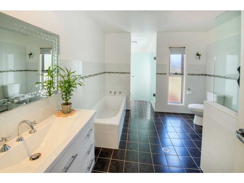 6 Carabeen Close, Woolgoolga NSW 2456