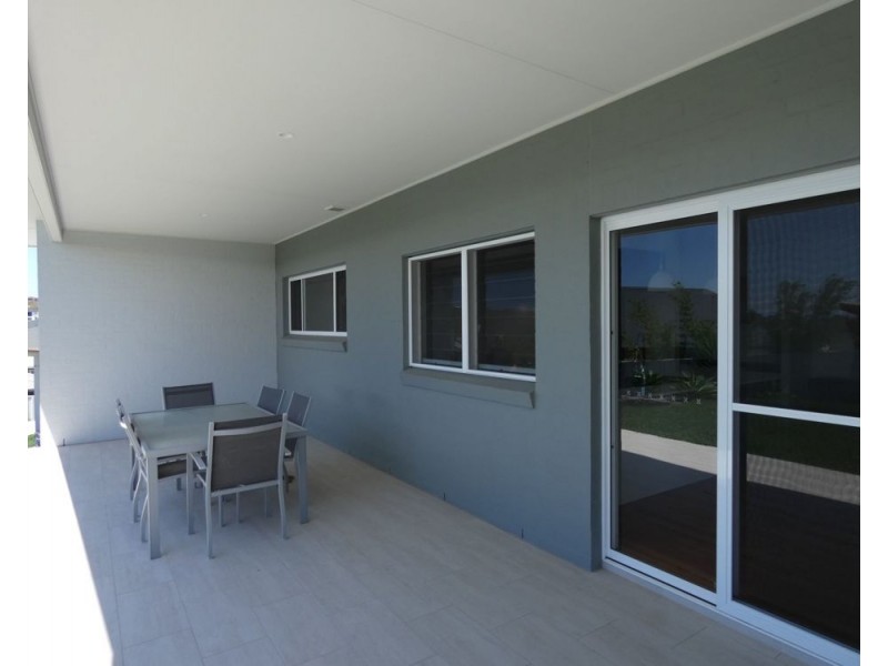 8 Neptune Close, Safety Beach NSW 2456