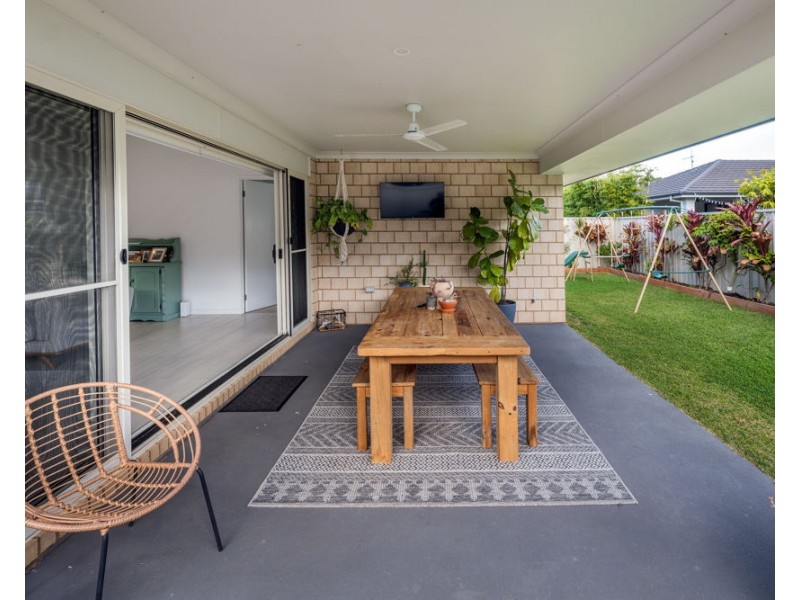 8 Seabeach Street, Sandy Beach NSW 2456
