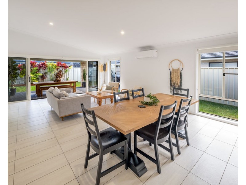 8 Seabeach Street, Sandy Beach NSW 2456