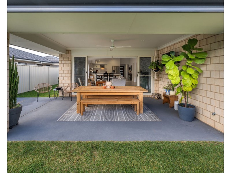 8 Seabeach Street, Sandy Beach NSW 2456