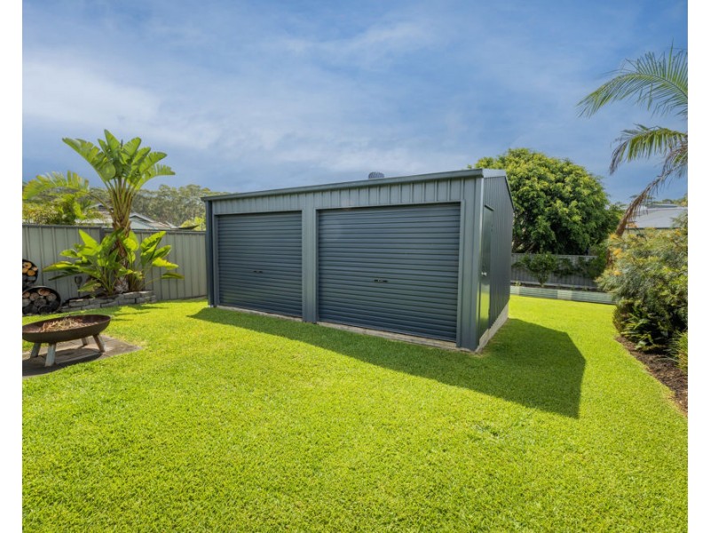 16 Admiralty Drive, Safety Beach NSW 2456