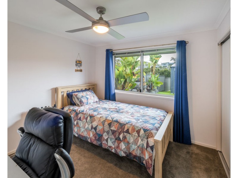 16 Admiralty Drive, Safety Beach NSW 2456